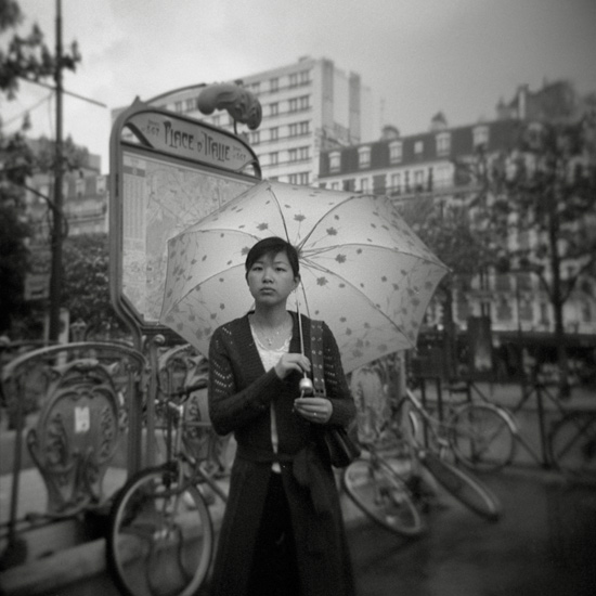 Asiatique au parapluie, porte d'Italie