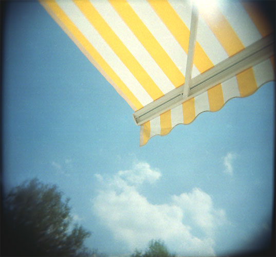 Bandes jaunes sur ciel bleu