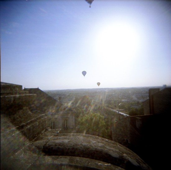 Un ballon qui cache le soleil