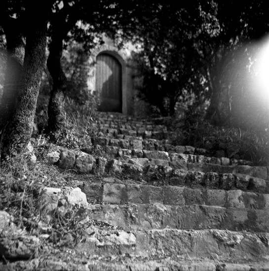 Un escalier... une porte...